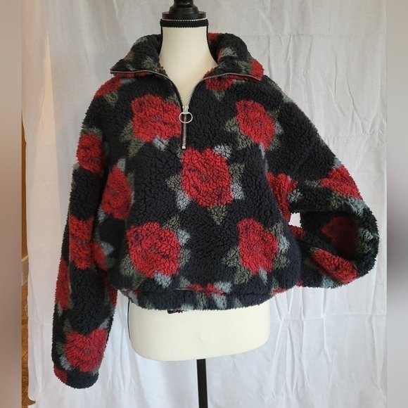Hollister Sweaters - Hollister black & red rose pattern sherpa drop shoulder crop pullover S